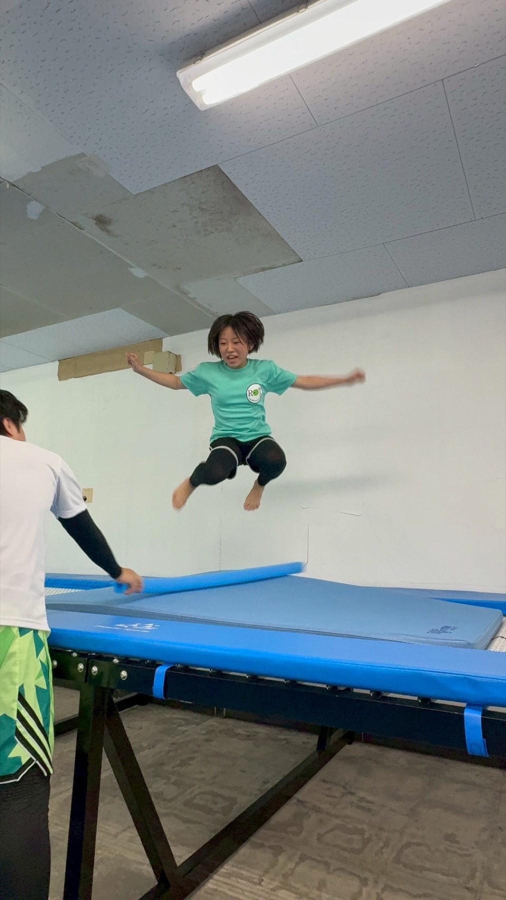 トランポリンでジャンプに挑戦する小学生クラスの様子